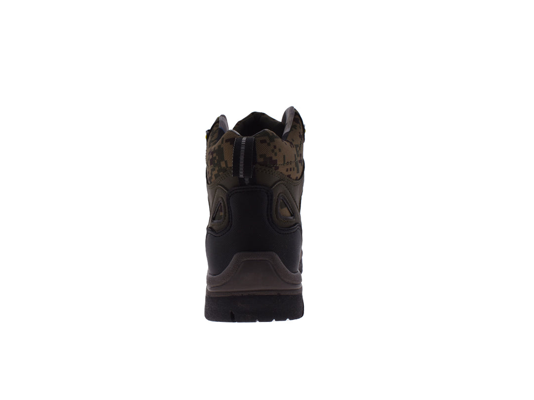 Bota deportiva color verde militar con patrón de camuflaje y suela negra robusta.