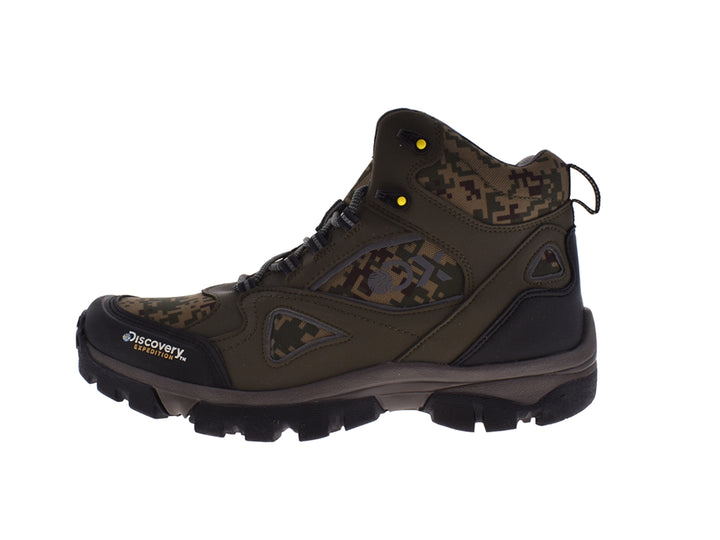 Bota deportiva color verde militar con patrón de camuflaje y suela negra robusta.