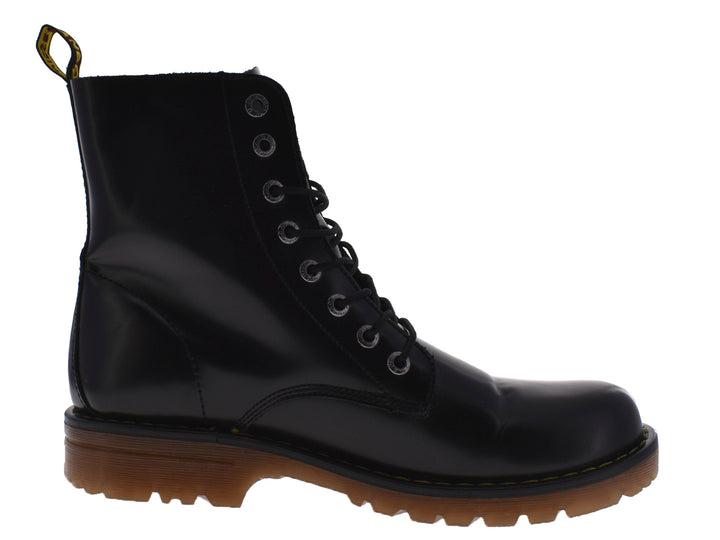 Bota de piel negra con cordones y suela track color café.