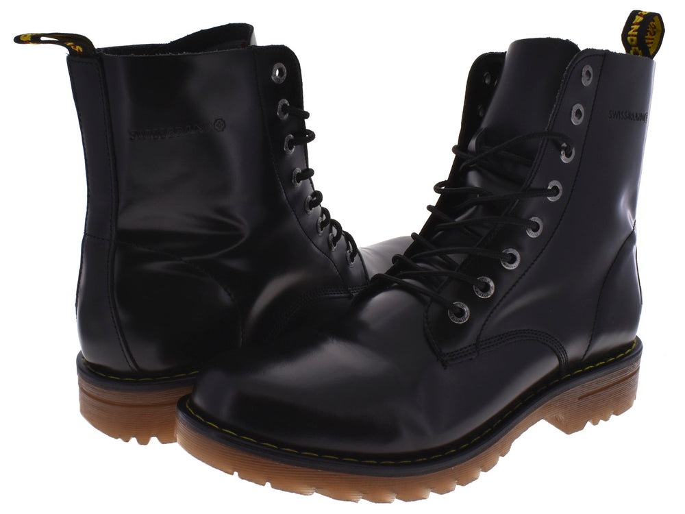 Bota de piel negra con cordones y suela track color café.