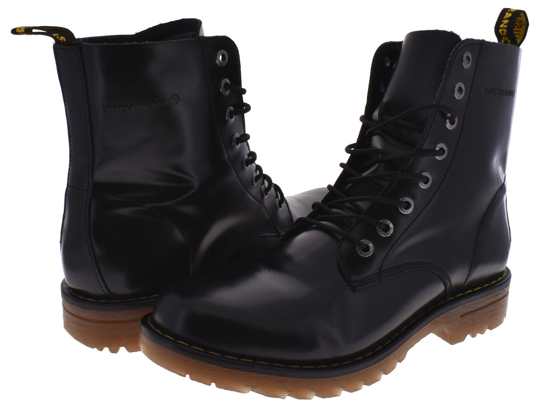 Bota de piel negra con cordones y suela track color café.