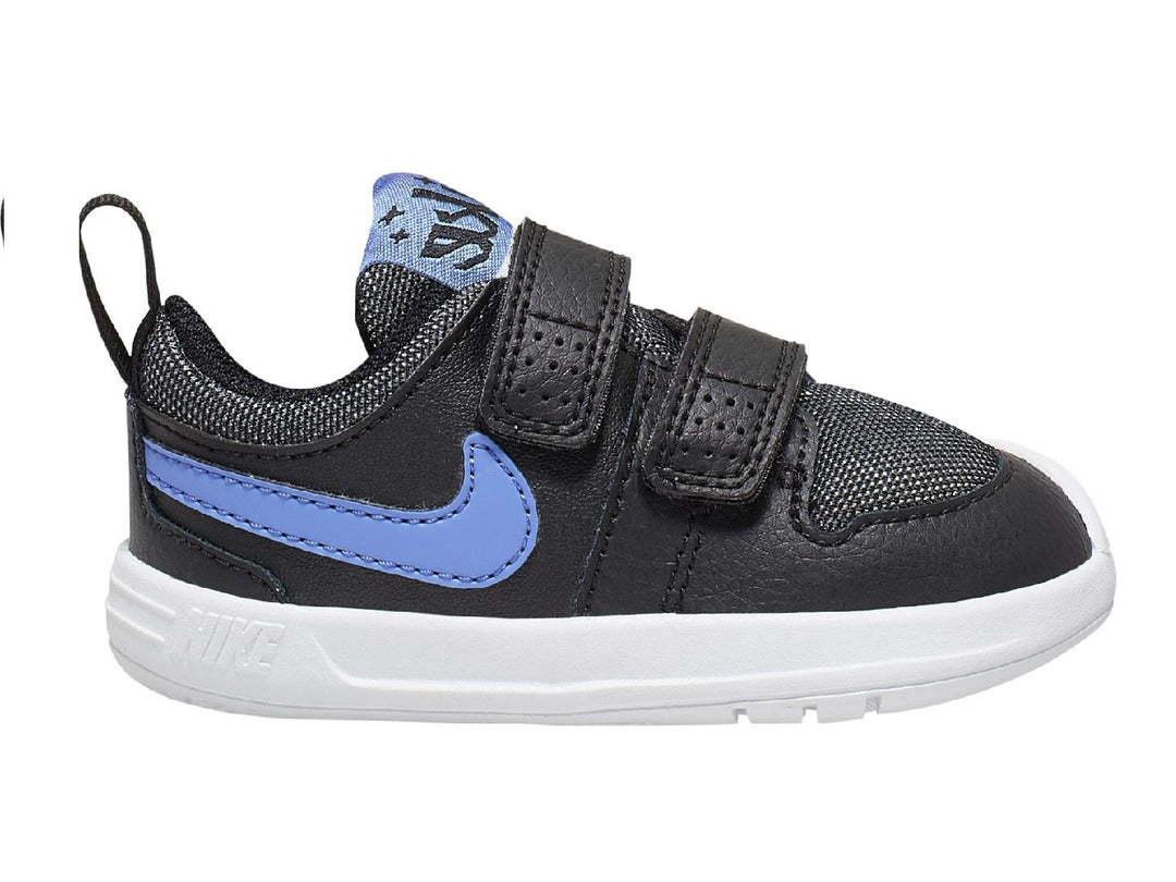 Tenis Nike Pico 5 para niño en color negro con logotipo azul y suela blanca.