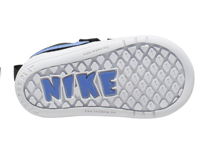 Tenis Nike Pico 5 para niño en color negro con logotipo azul y suela blanca.
