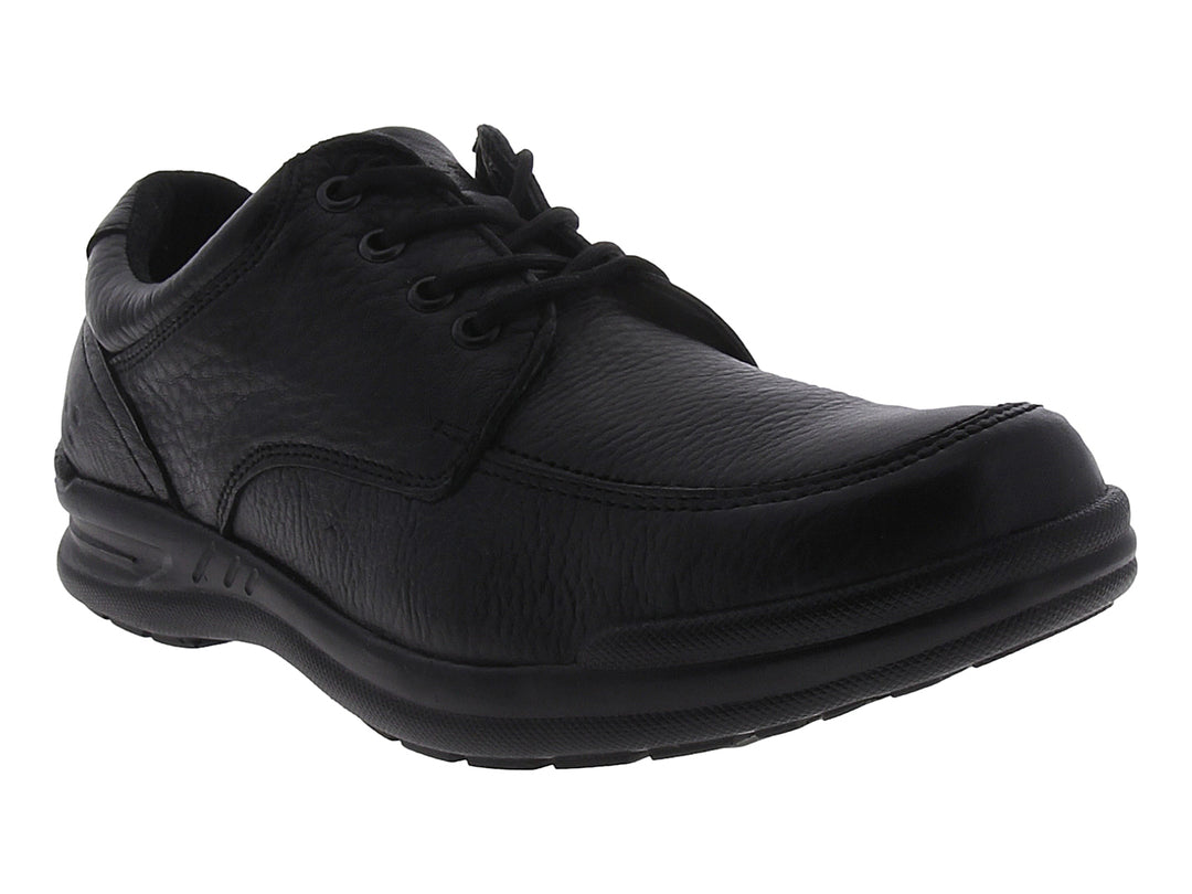 Zapato casual negro de cuero con cordones y suela cómoda sobre fondo blanco.