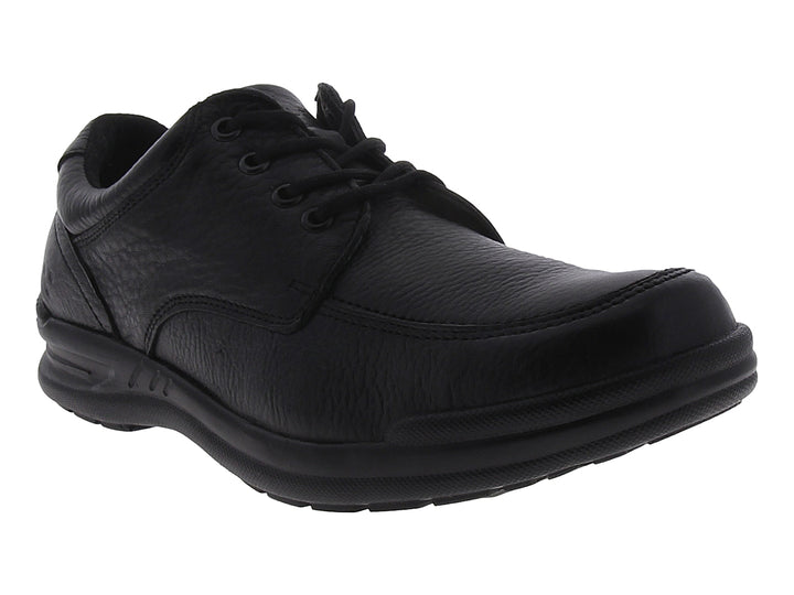 Zapato casual negro de cuero con cordones y suela cómoda sobre fondo blanco.