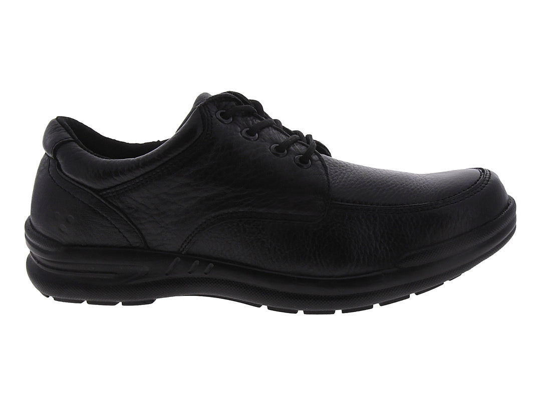 Zapato casual negro de cuero con cordones y suela cómoda sobre fondo blanco.