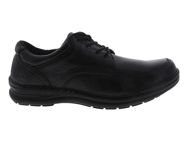 Zapato casual negro de cuero con cordones y suela cómoda sobre fondo blanco.