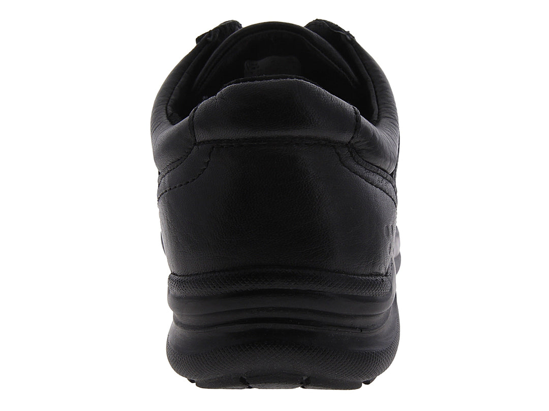 Zapato casual negro de cuero con cordones y suela cómoda sobre fondo blanco.