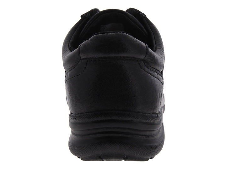 Zapato casual negro de cuero con cordones y suela cómoda sobre fondo blanco.