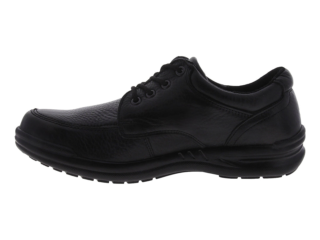 Zapato casual negro de cuero con cordones y suela cómoda sobre fondo blanco.