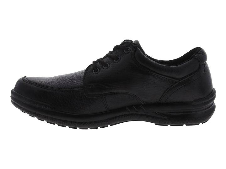 Zapato casual negro de cuero con cordones y suela cómoda sobre fondo blanco.