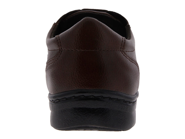 Zapato casual para hombre color café con cordones y suela negra.