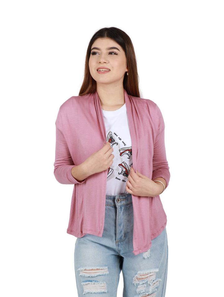 Mujer vistiendo un cárdigan color malva abierto sobre una camiseta blanca y jeans claros.