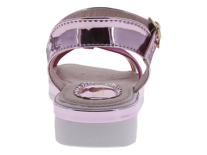Sandalia rosa cuarzo con acabado brillante, correas cruzadas y hebilla ajustable.