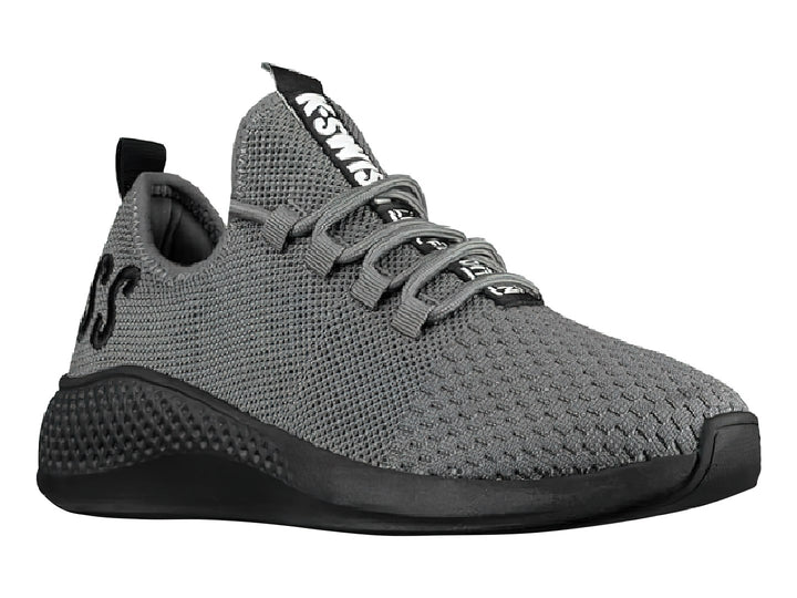Tenis deportivos K-Swiss color gris con suela negra y acabado en tejido.