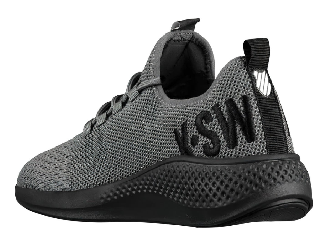 Tenis deportivos K-Swiss color gris con suela negra y acabado en tejido.