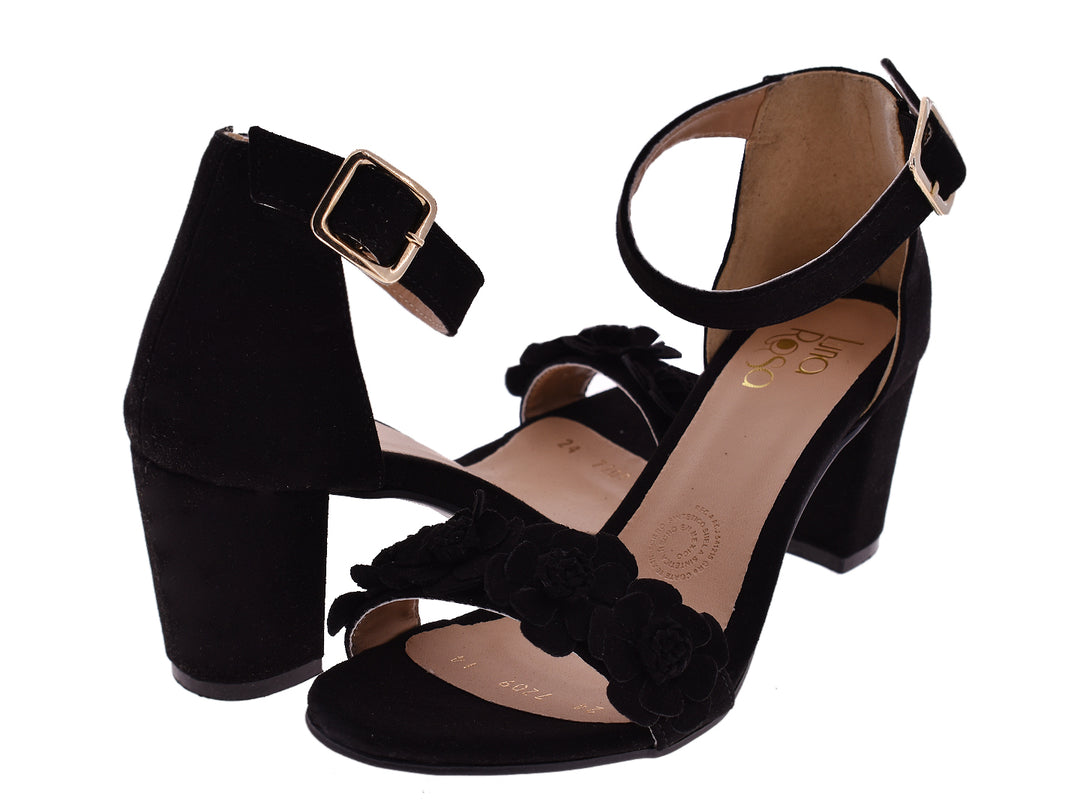 Sandalias negras de tacón grueso con detalles de flores y correa al tobillo con hebilla dorada.