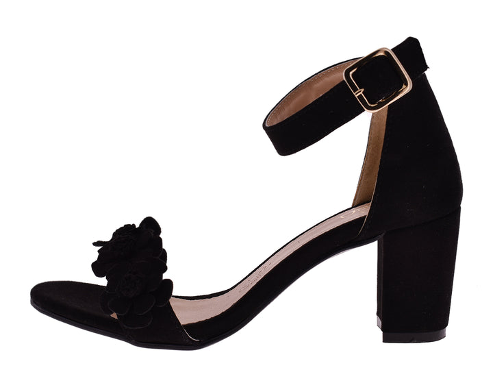 Sandalias negras de tacón grueso con detalles de flores y correa al tobillo con hebilla dorada.
