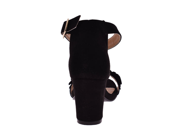 Sandalias negras de tacón grueso con detalles de flores y correa al tobillo con hebilla dorada.