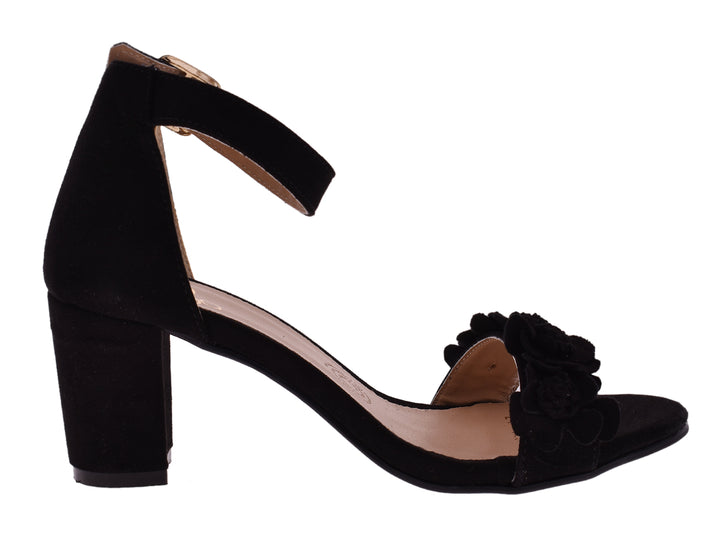 Sandalias negras de tacón grueso con detalles de flores y correa al tobillo con hebilla dorada.