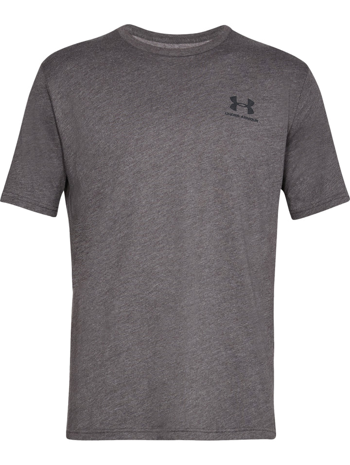 Playera deportiva Under Armour de color gris carbón con logo negro en el pecho.