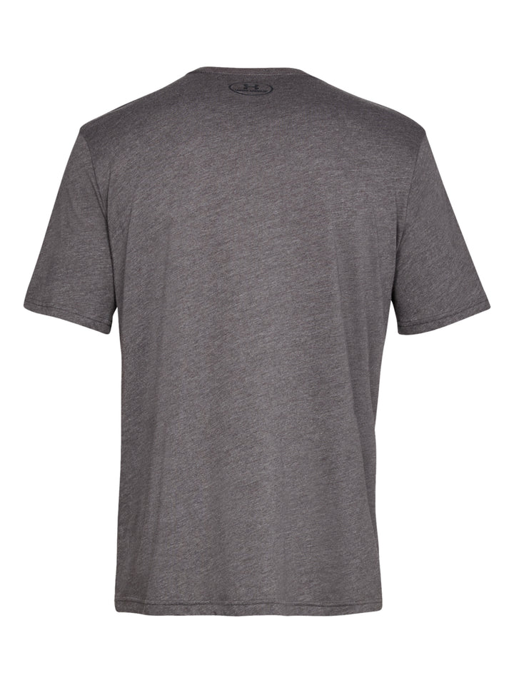 Playera deportiva Under Armour de color gris carbón con logo negro en el pecho.