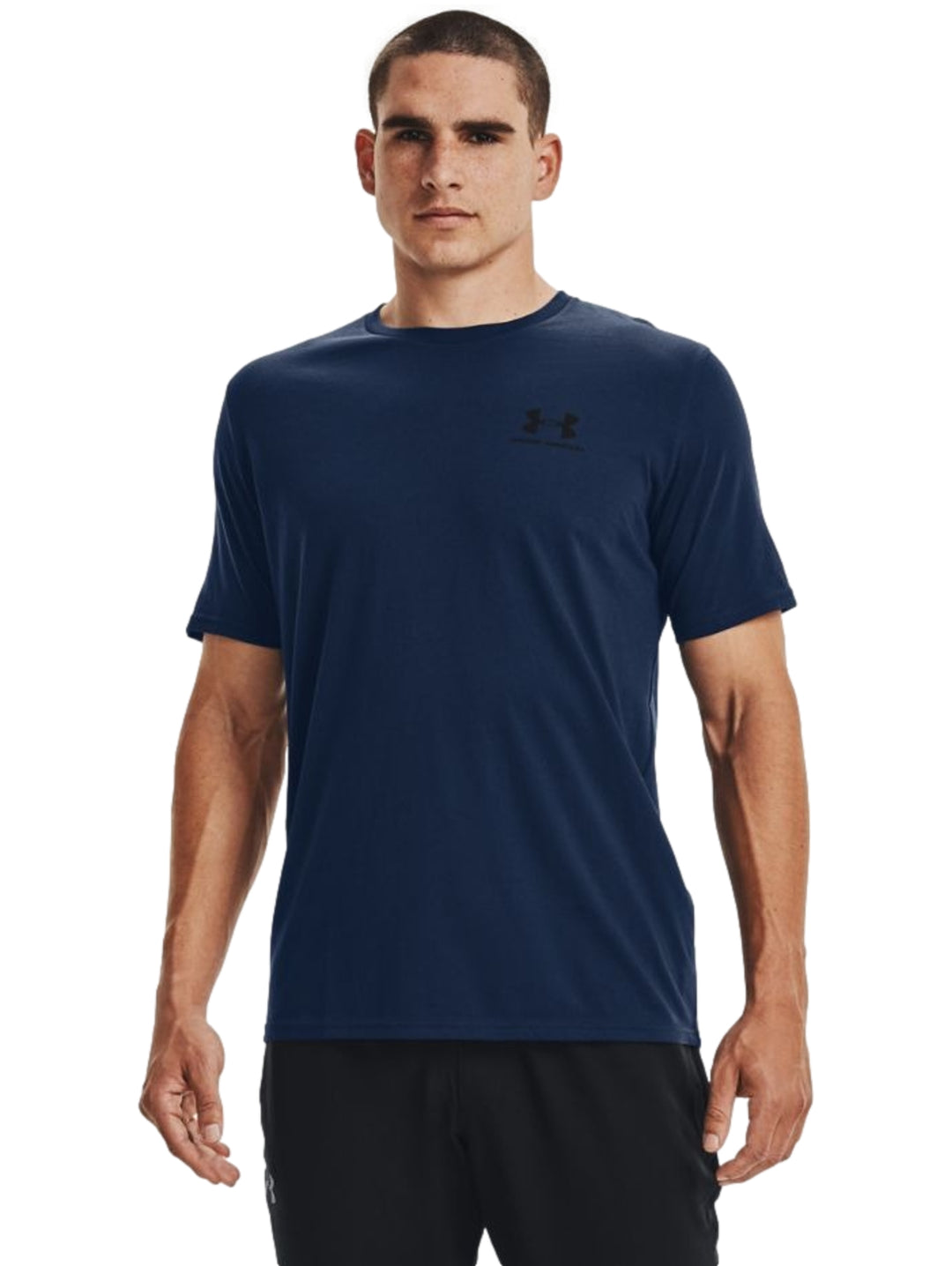 Hombre vistiendo playera deportiva Under Armour de color azul marino con logo negro en el pecho.