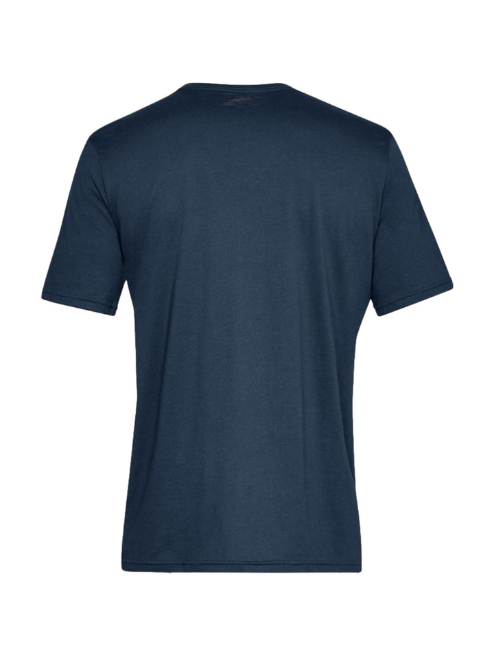 Hombre vistiendo playera deportiva Under Armour de color azul marino con logo negro en el pecho.
