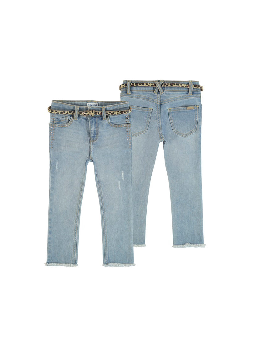 Pantalones de mezclilla azul claro para niña con cinturón de leopardo y bajos deshilachados.