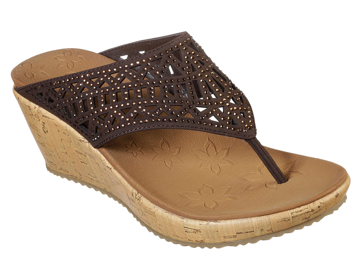 Sandalia de cuña color chocolate con plataforma de corcho y diseño perforado en la parte superior.