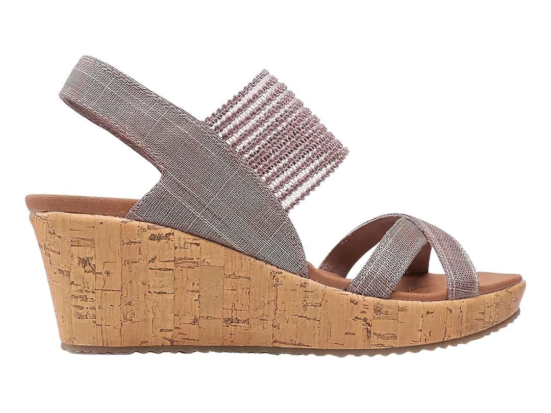 Sandalia de cuña Skechers Cali para mujer en color mauve con plataforma de corcho y tiras tejidas.