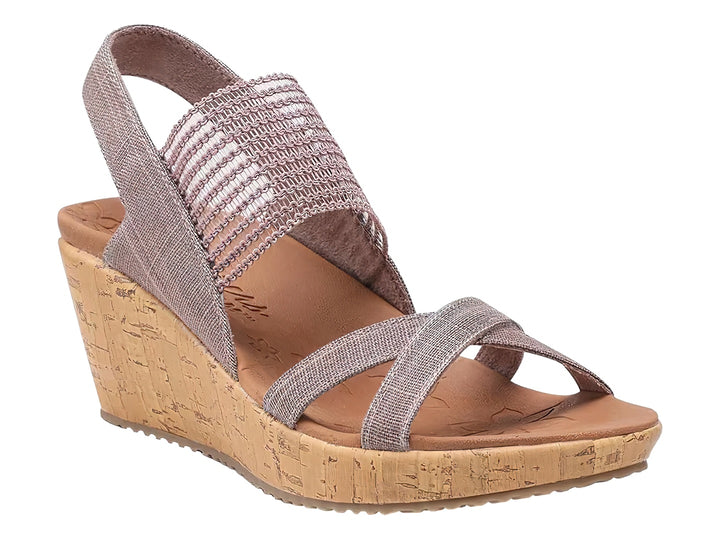 Sandalia de cuña Skechers Cali para mujer en color mauve con plataforma de corcho y tiras tejidas.