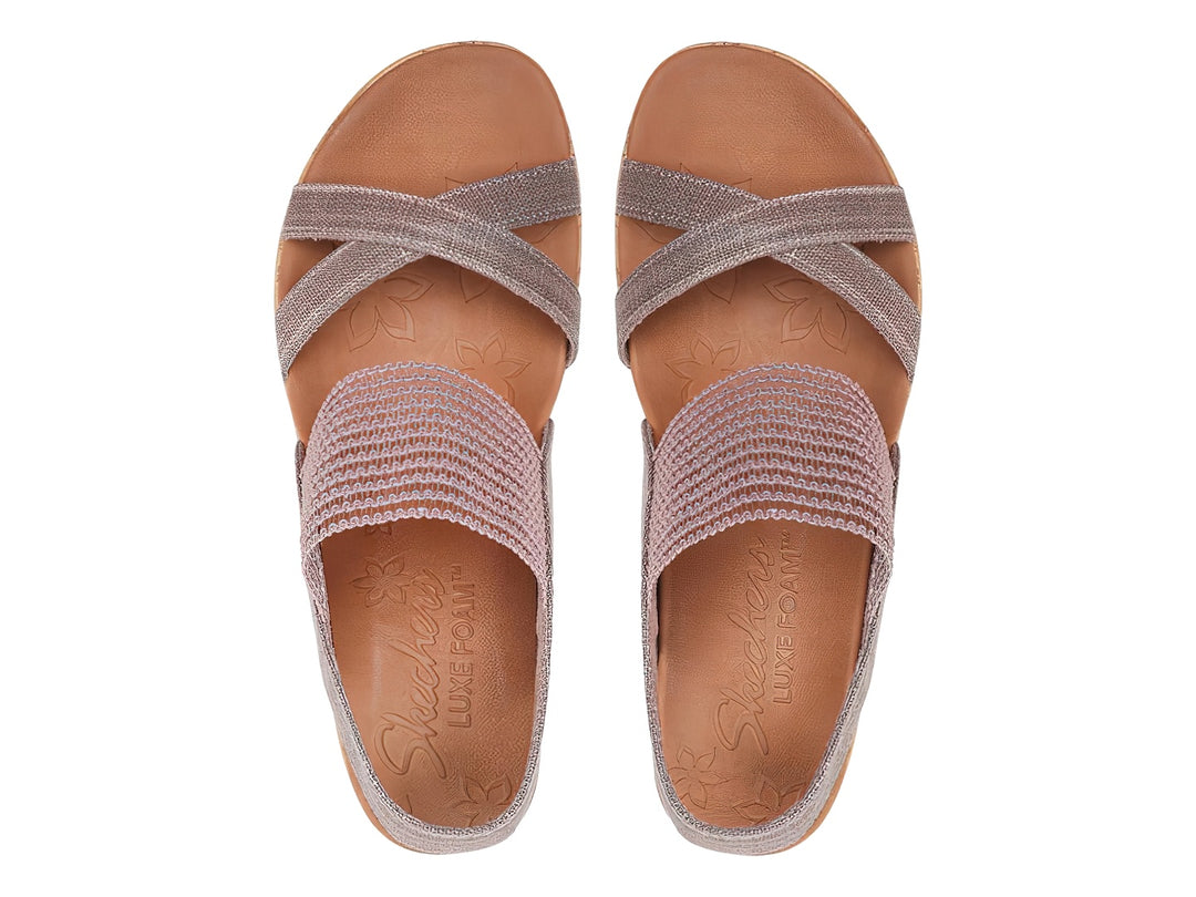 Sandalia de cuña Skechers Cali para mujer en color mauve con plataforma de corcho y tiras tejidas.