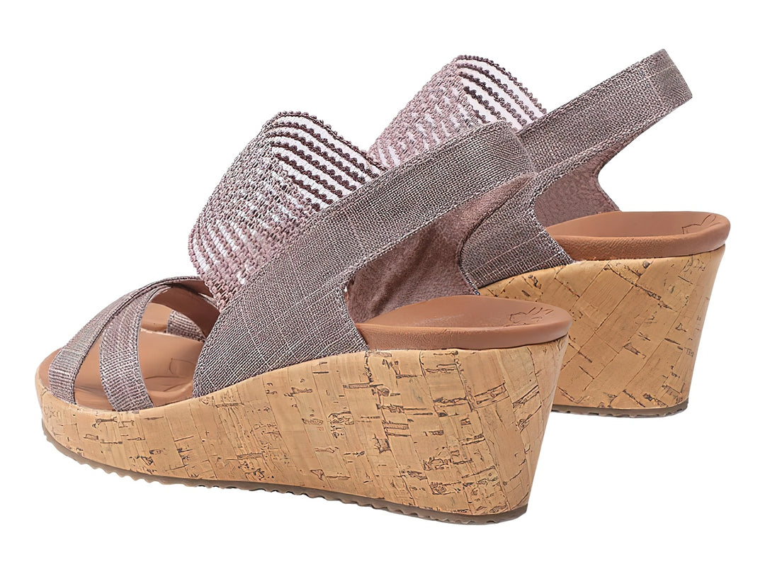 Sandalia de cuña Skechers Cali para mujer en color mauve con plataforma de corcho y tiras tejidas.