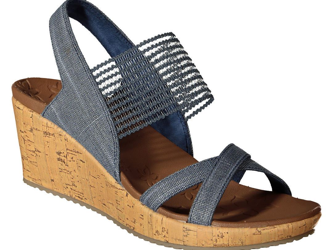 Sandalia de cuña Skechers color azul marino con plataforma de efecto corcho.