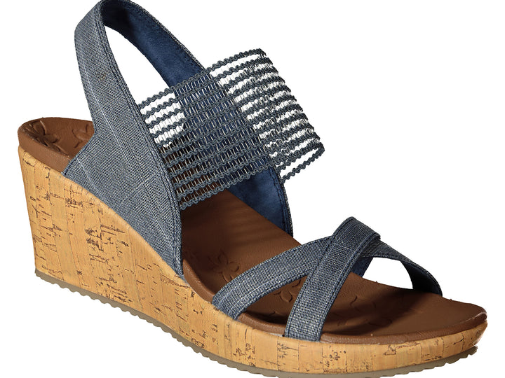 Sandalia de cuña Skechers color azul marino con plataforma de efecto corcho.