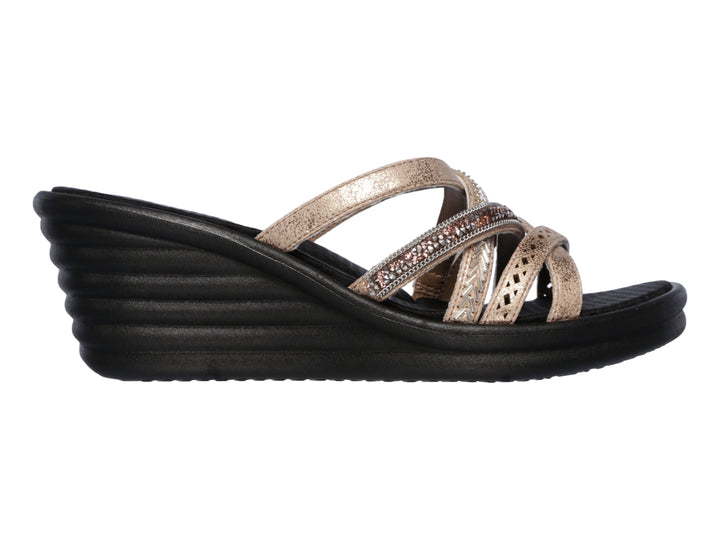Sandalia de cuña Skechers para mujer con plataforma negra y tiras color oro rosa con detalles brillantes.