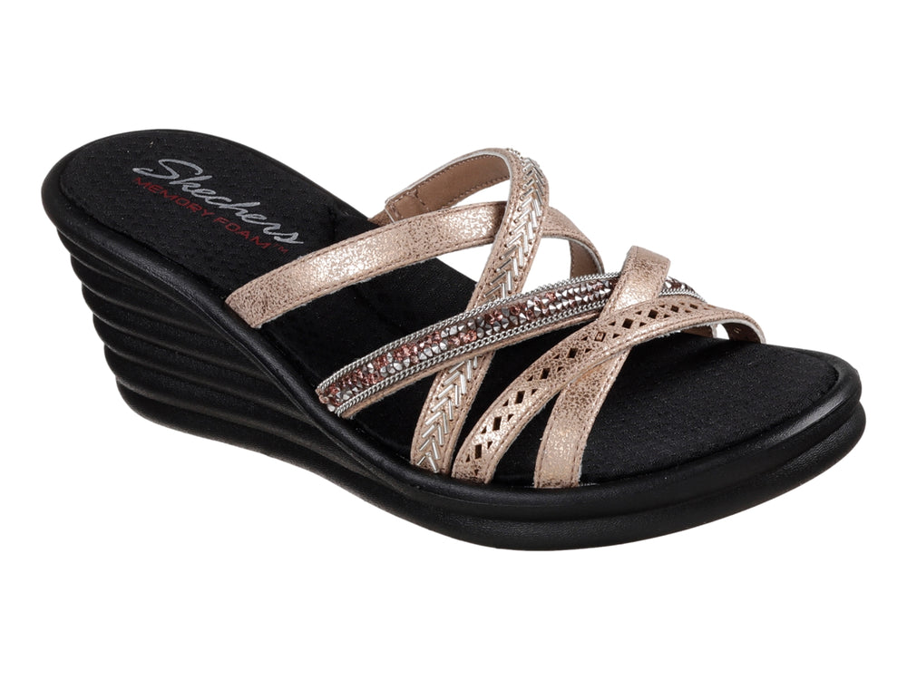 Sandalia de cuña Skechers para mujer con plataforma negra y tiras color oro rosa con detalles brillantes.