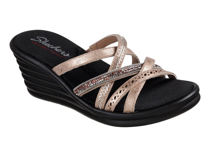 Sandalia de cuña Skechers para mujer con plataforma negra y tiras color oro rosa con detalles brillantes.