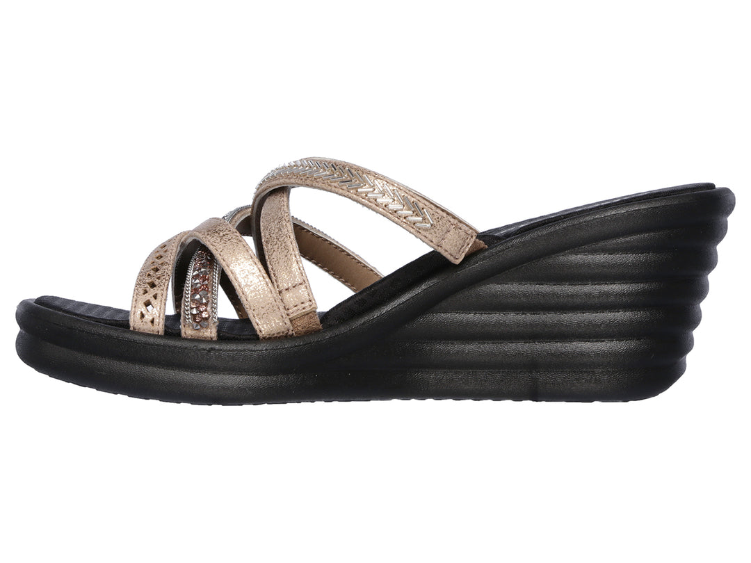Sandalia de cuña Skechers para mujer con plataforma negra y tiras color oro rosa con detalles brillantes.