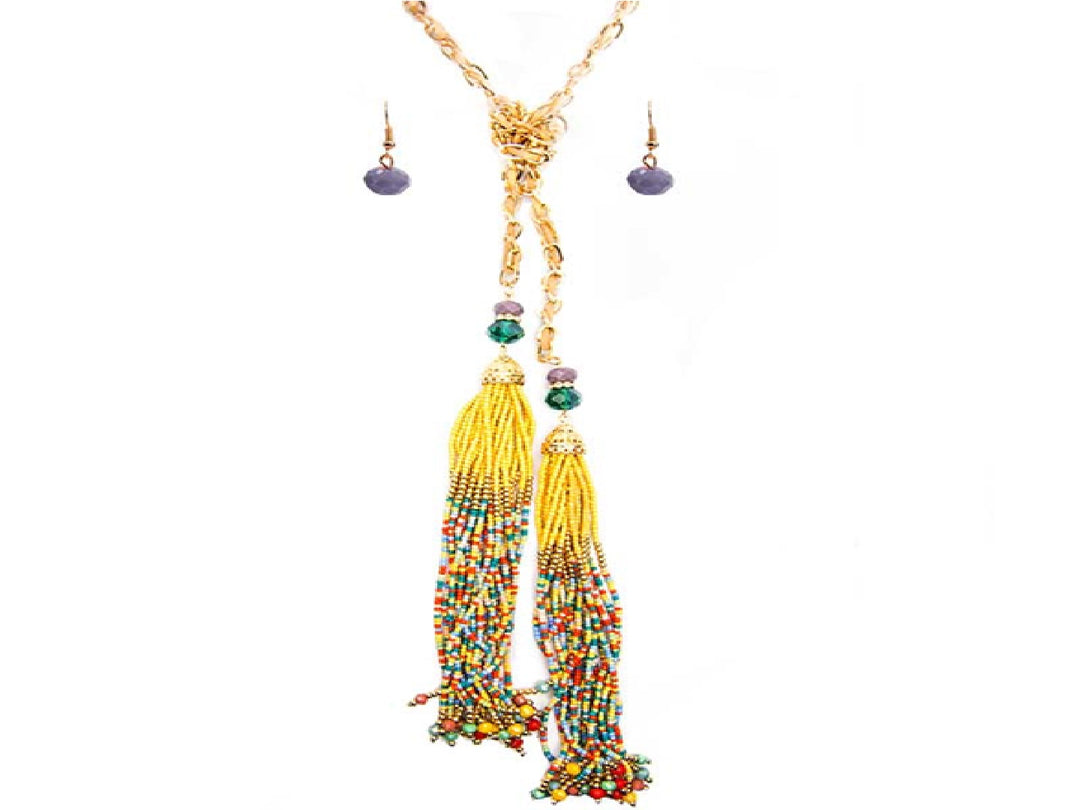 Set de joyería compuesto por un collar dorado con borlas de cuentas multicolores y aretes a juego.