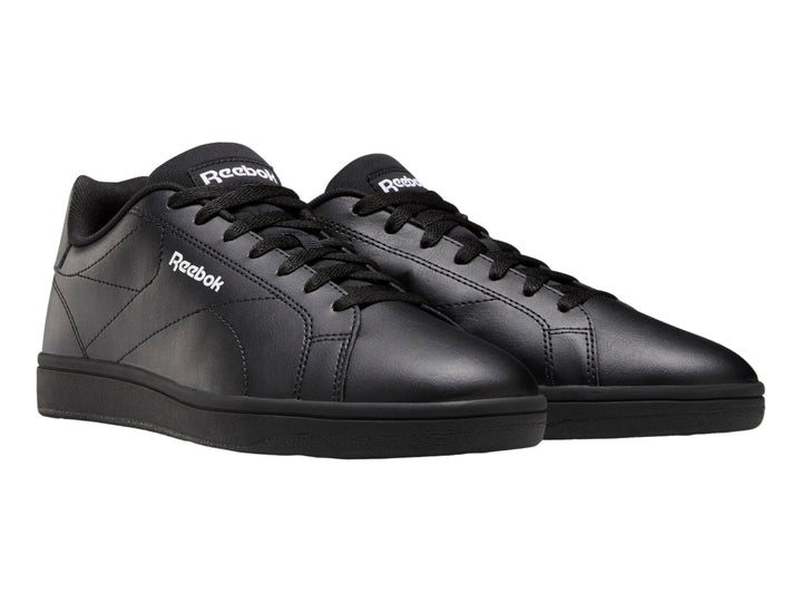 Tenis Reebok color negro con suela plana y diseño deportivo de corte bajo.