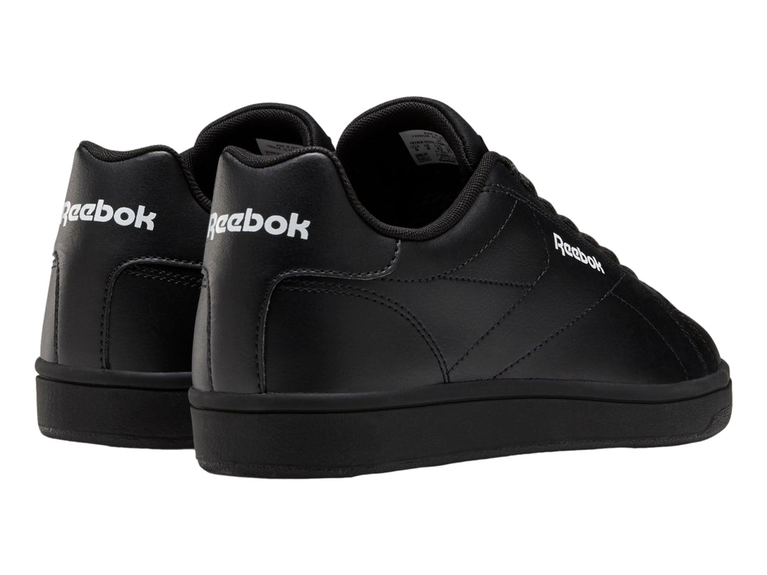Tenis Reebok color negro con suela plana y diseño deportivo de corte bajo.
