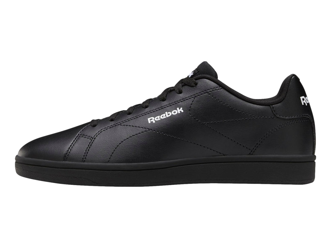 Tenis Reebok color negro con suela plana y diseño deportivo de corte bajo.