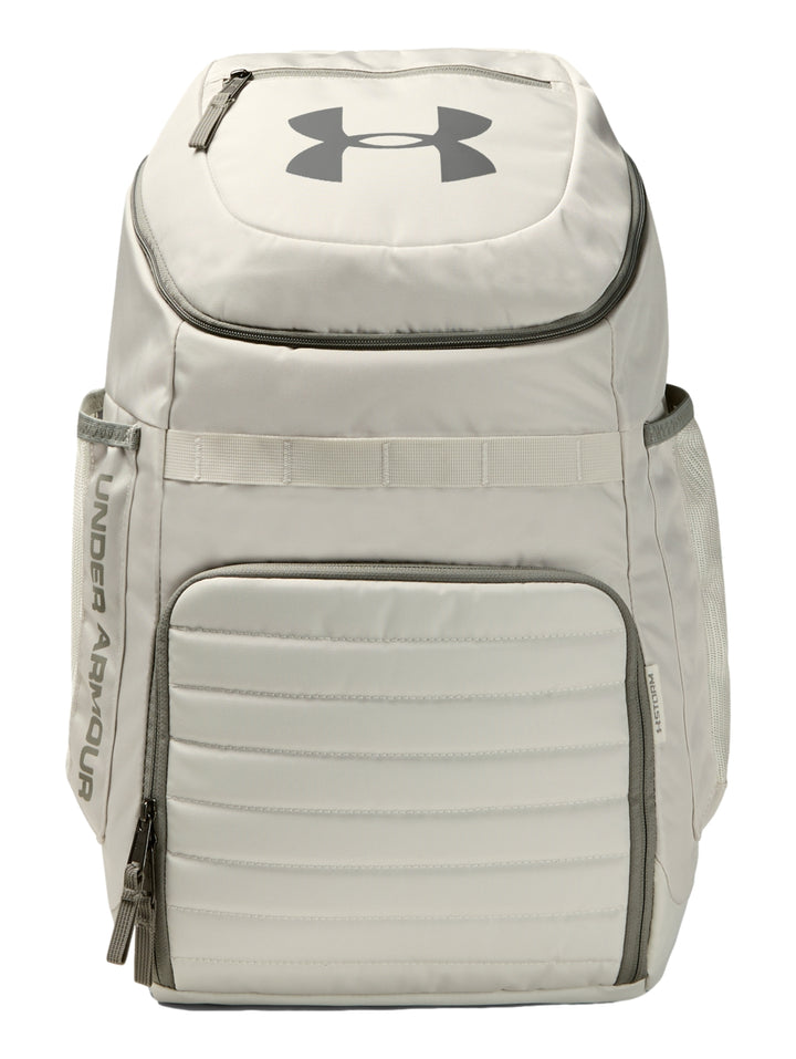 Mochila deportiva Under Armour color blanco con detalles en gris y logotipo frontal.