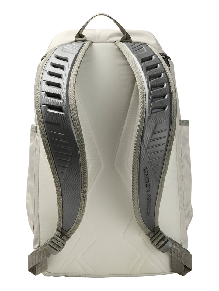 Mochila deportiva Under Armour color blanco con detalles en gris y logotipo frontal.