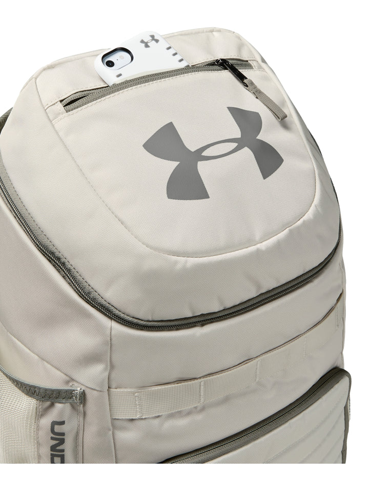 Mochila deportiva Under Armour color blanco con detalles en gris y logotipo frontal.