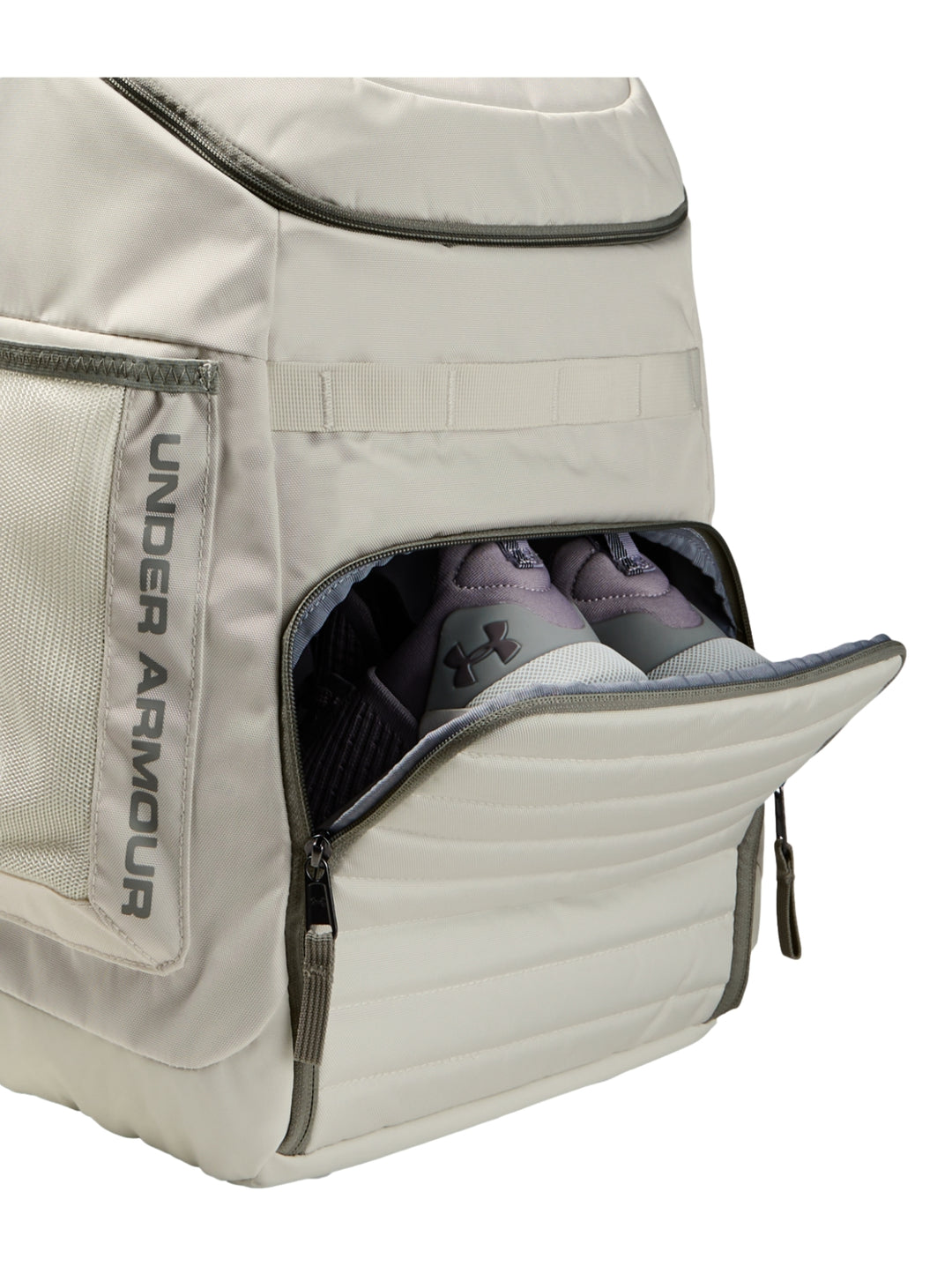 Mochila deportiva Under Armour color blanco con detalles en gris y logotipo frontal.