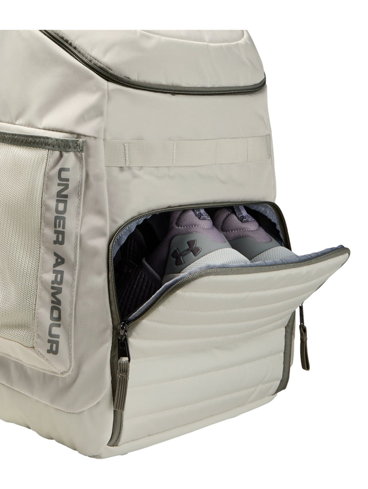 Mochila deportiva Under Armour color blanco con detalles en gris y logotipo frontal.