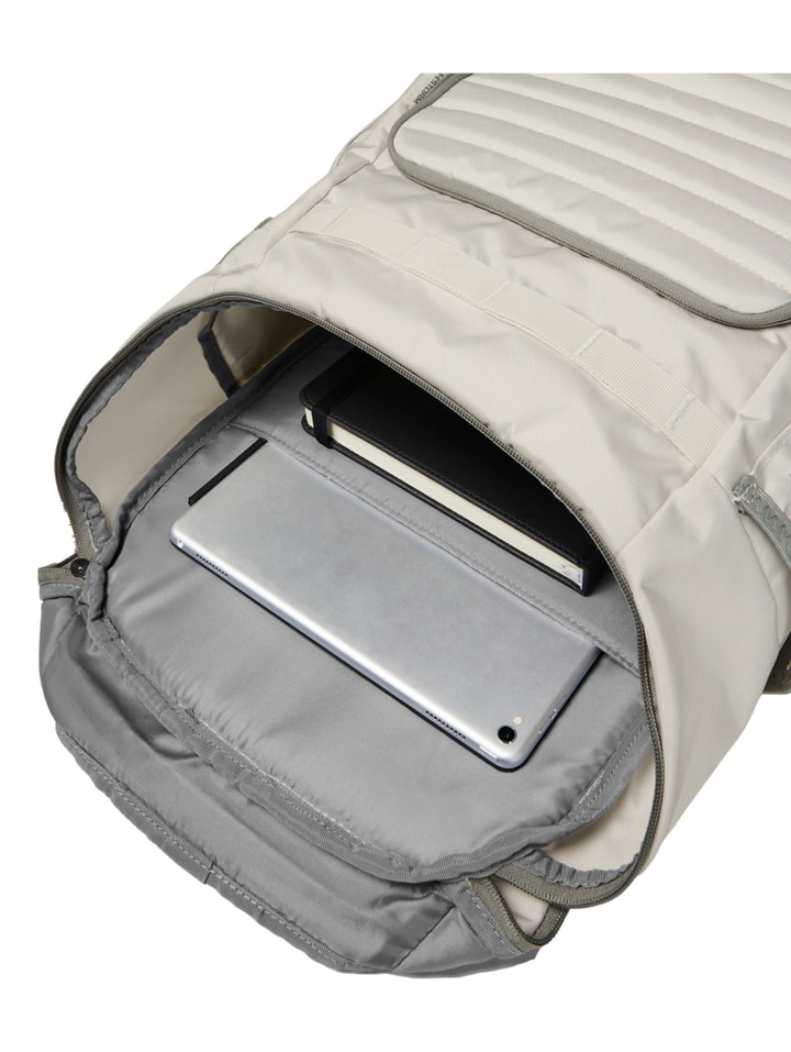 Mochila deportiva Under Armour color blanco con detalles en gris y logotipo frontal.